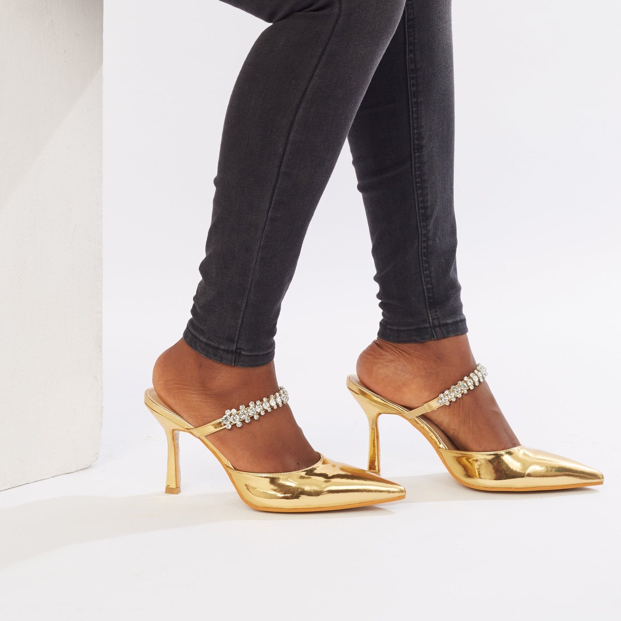 SILHOUETTE IN GOLD - Outlash brand